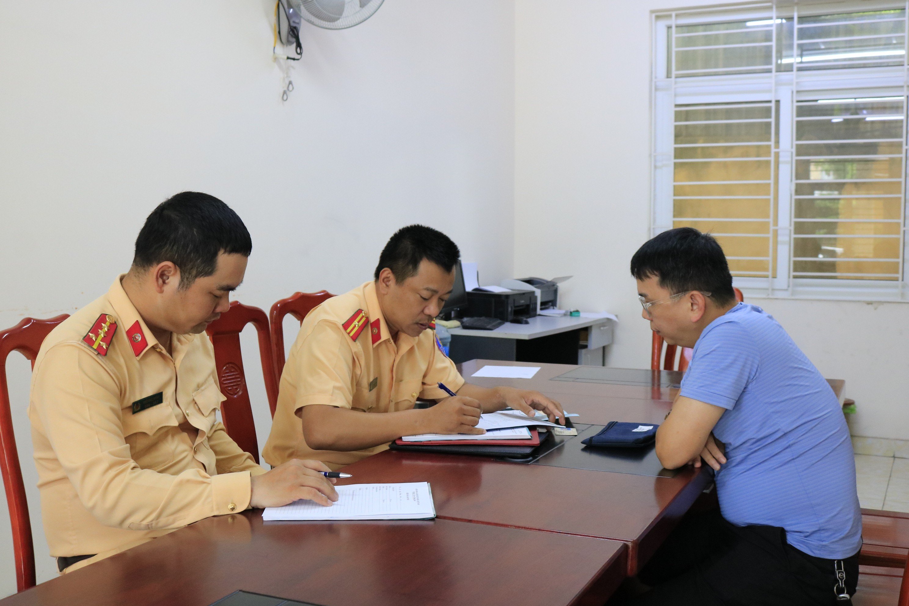 Xử lý người điều khiển xe ô tô quay đầu xe ô tô trên cầu Bính (Hải Phòng)